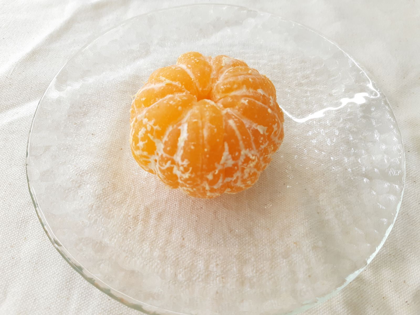 皮を剥いて凍らせたみかん