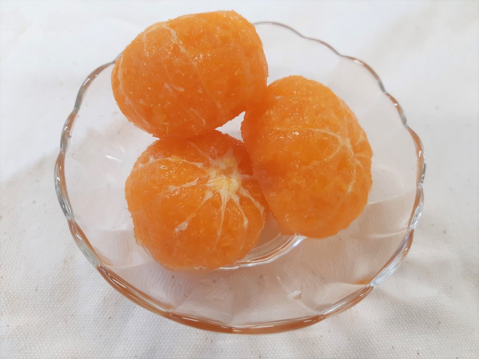 冷凍し霜がついたみかん