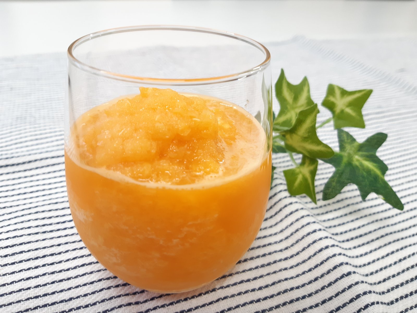 冷凍みかんをクラッシュさせたスムージー