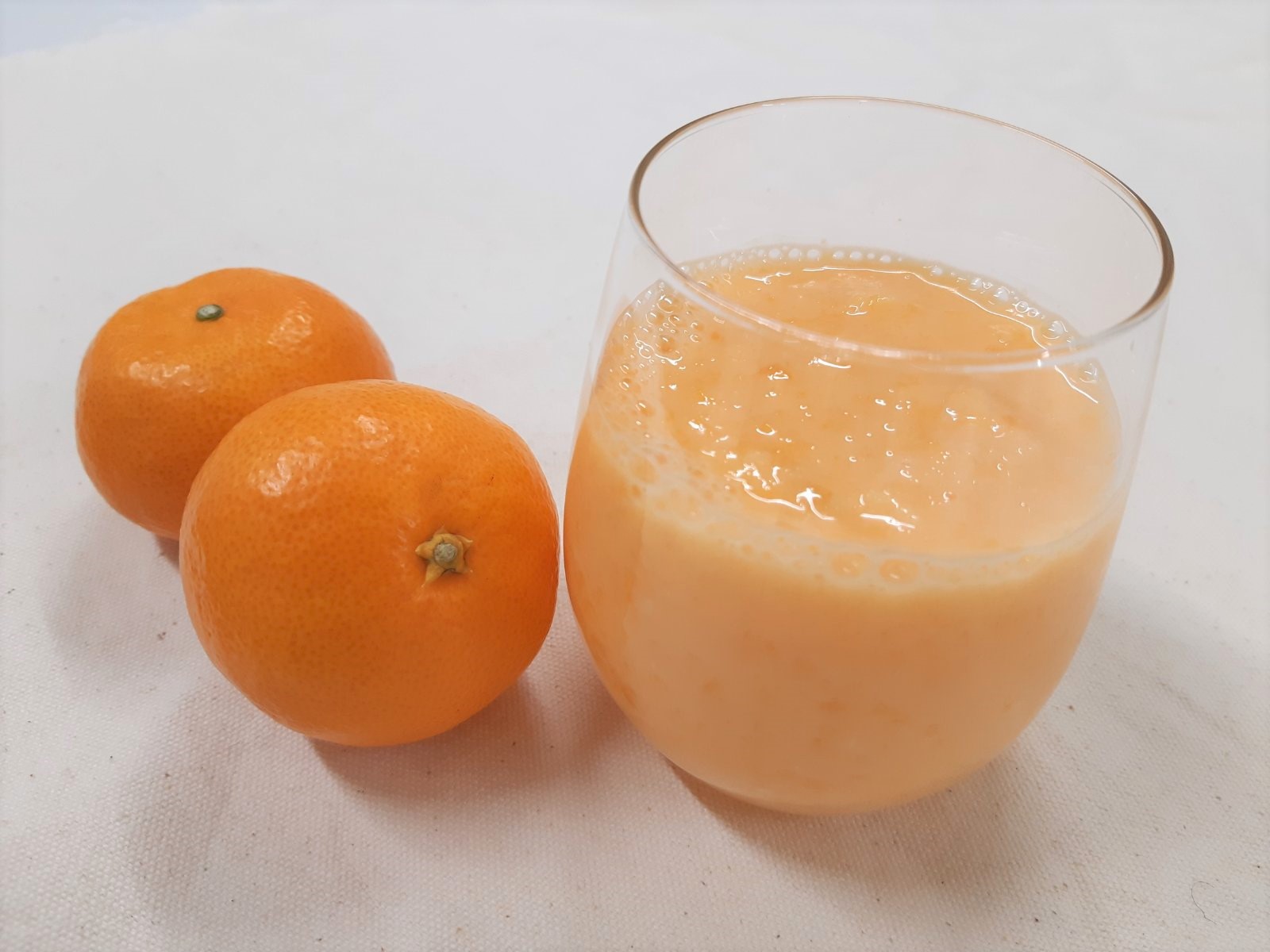 冷凍みかんスムージーにヨーグルトを混ぜた冷凍みかんヨーグルトスムージー