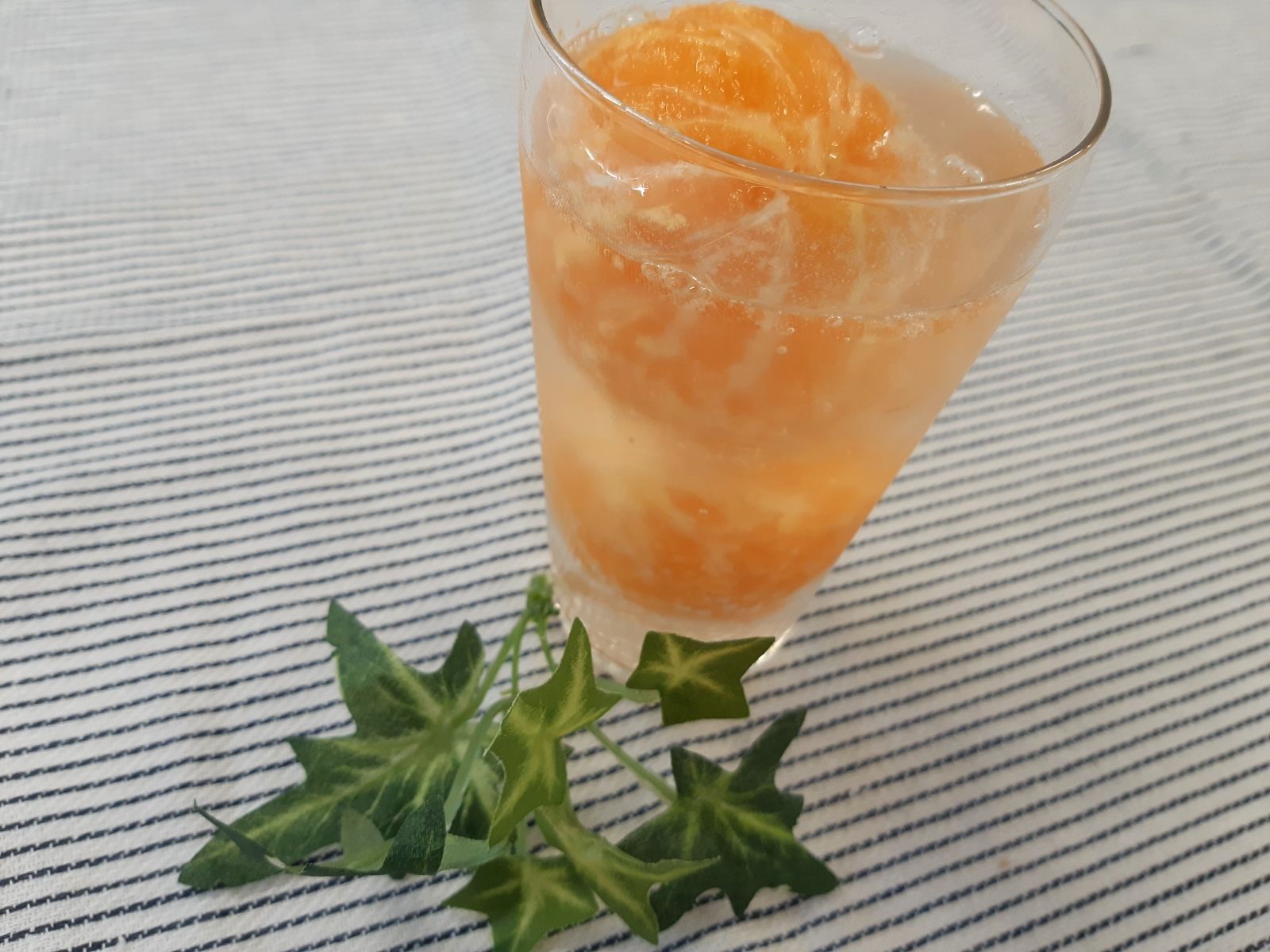 サイダーに冷凍みかんを入れた冷凍みかんスカッシュ